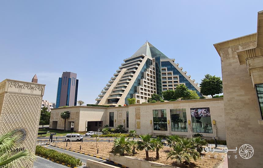 مرکز خرید «وافی‌مال» دبی از فاصله که ساختمانی هرم‌شکل سفید و آبی است.